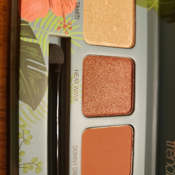 Tropical Vives Vol 2 Eyeshadow Palette - Picture 3 of 4